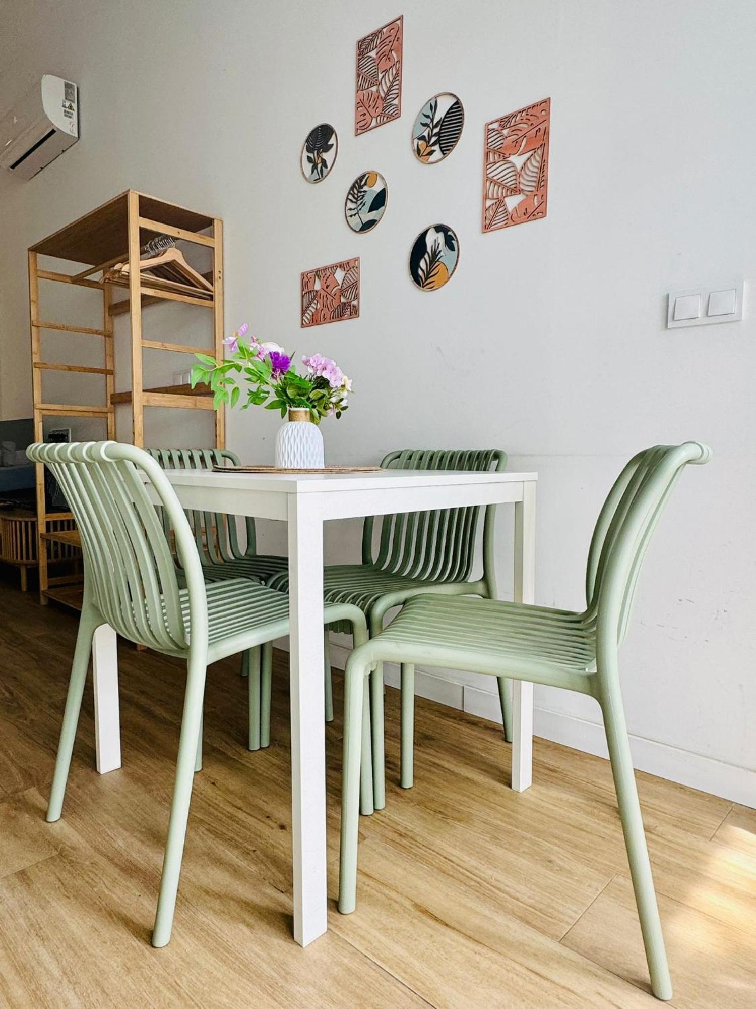 & Cozy Flat Close The Valenza